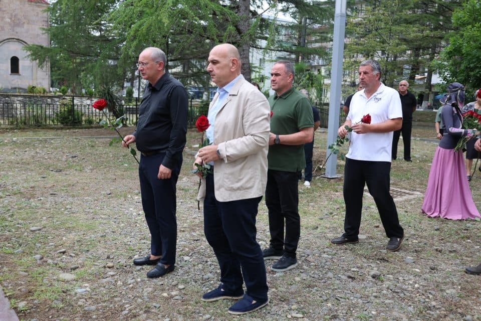 ხობში აგვისტოს ომში დაღუპულთა ხსოვნას პატივი მიაგეს