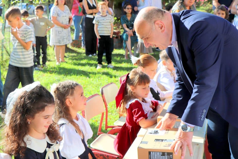 ხობის მერმა დავით ბუკიამ მოსწავლეებს სასწავლო წლის დაწყება მიულოცა