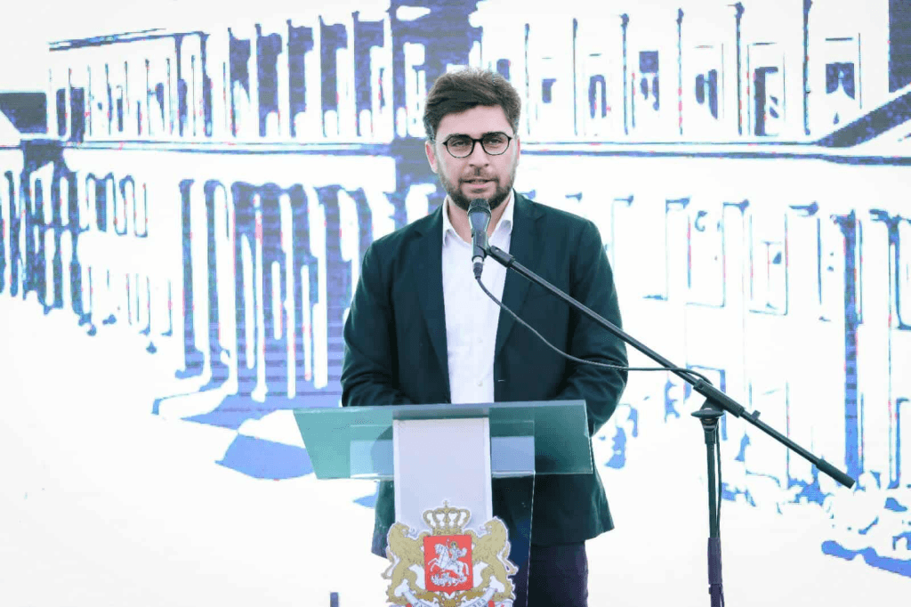 ფოთის მერი ბექა ვაჭარაძე ფოთის საზღვაო აკადემიის ფილიალში ღია კარის დღეს დაესწრო - image 2