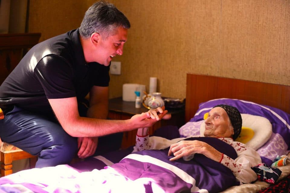 დათო კოდუამ 102 წლის თამარ რუსიძეს დაბადების დღე მიულოცა