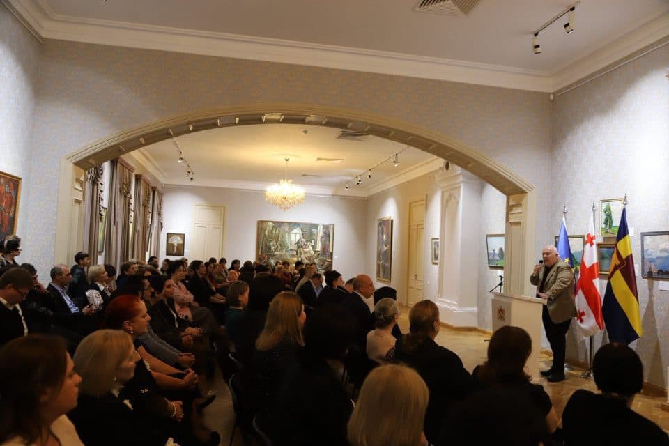 ზუგდიდში დამსახურებული მასწავლებლები დააჯილდოეს