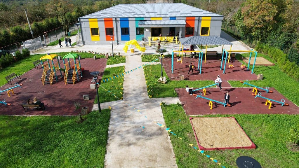 ჩხოროწუს სოფელ მუხურში ახალი საბავშო ბაღი გაიხსნა - image 5