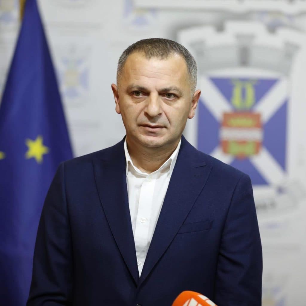 წალენჯიხის ახალი მერი თანამშრომლებს სახელმწიფო რწმუნებულმა წარუდგინა - image 4