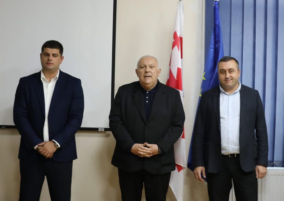 გუბერნატორმა მარტვილის ახალი მერი თანამშრომლებს წარუდგინა