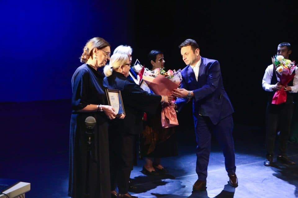 სენაკის მერმა განათლების, ხელოვნებისა და სპორტის სფეროებში მოღვაწე პედაგოგები დააჯილდოვა