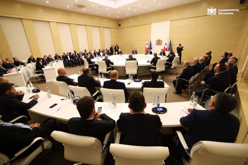 პრემიერ-მინისტრმა რეგიონებში სახელმწიფო რწმუნებულებთან და მუნიციპალიტეტების მერებთან მიმდინარე პროექტები და სამომავლო გეგმები განიხილა