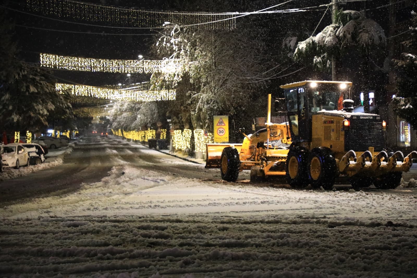 ზუგდიდში თოვლისგან გზები იწმინდება, ამოქმედებულია ცხელი ხაზი - image 4