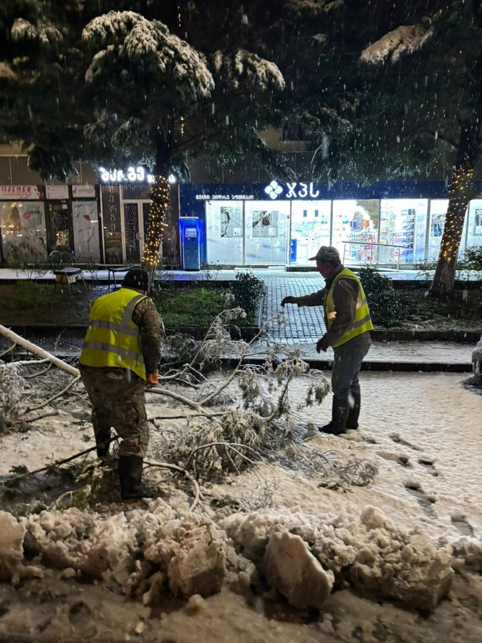 ზუგდიდში თოვლისგან გზები იწმინდება, ამოქმედებულია ცხელი ხაზი - image 6