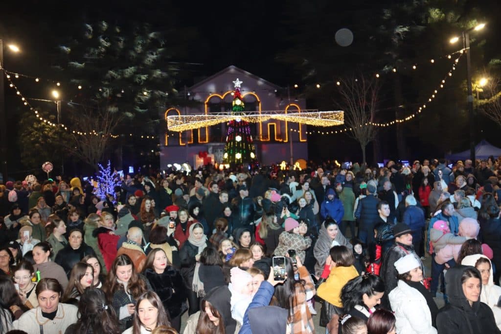 ჩხოროწყუში ნაძვის ხე აანთეს [ახალი წლის დღეები] - image 9