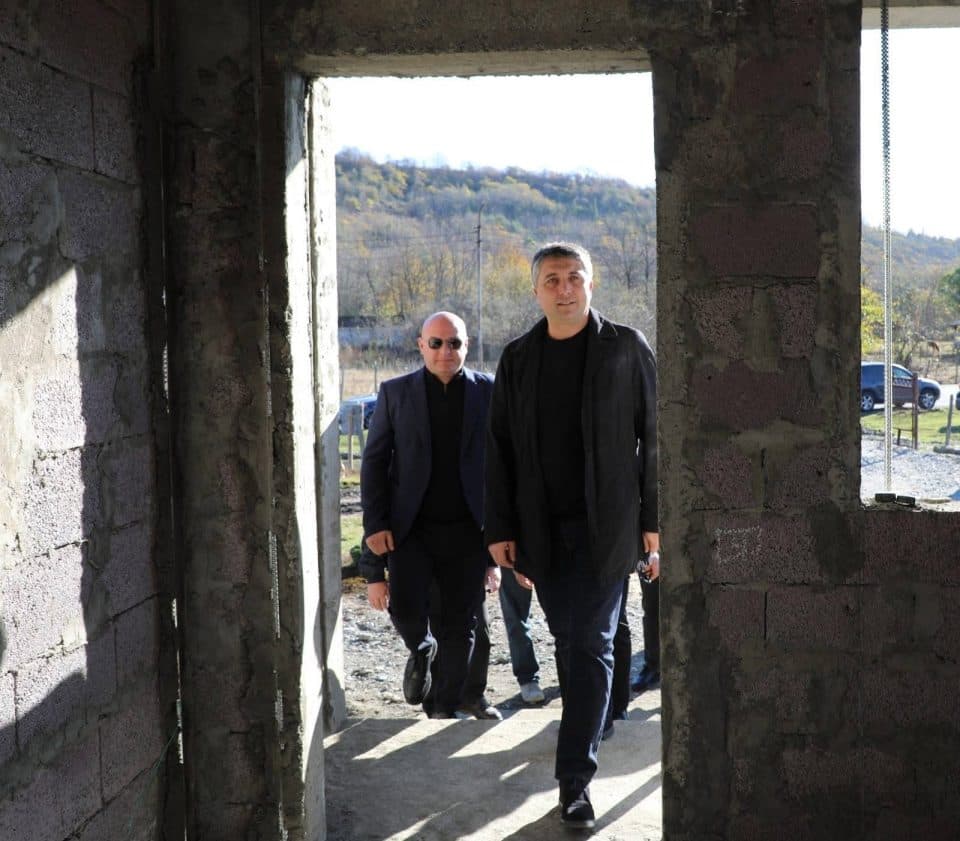 დავით კოდუა: 2026 წელს ახალ სახლს 11 მძიმე საცხოვრებელ პირობებში მყოფ ოჯახს ავუშენებთ