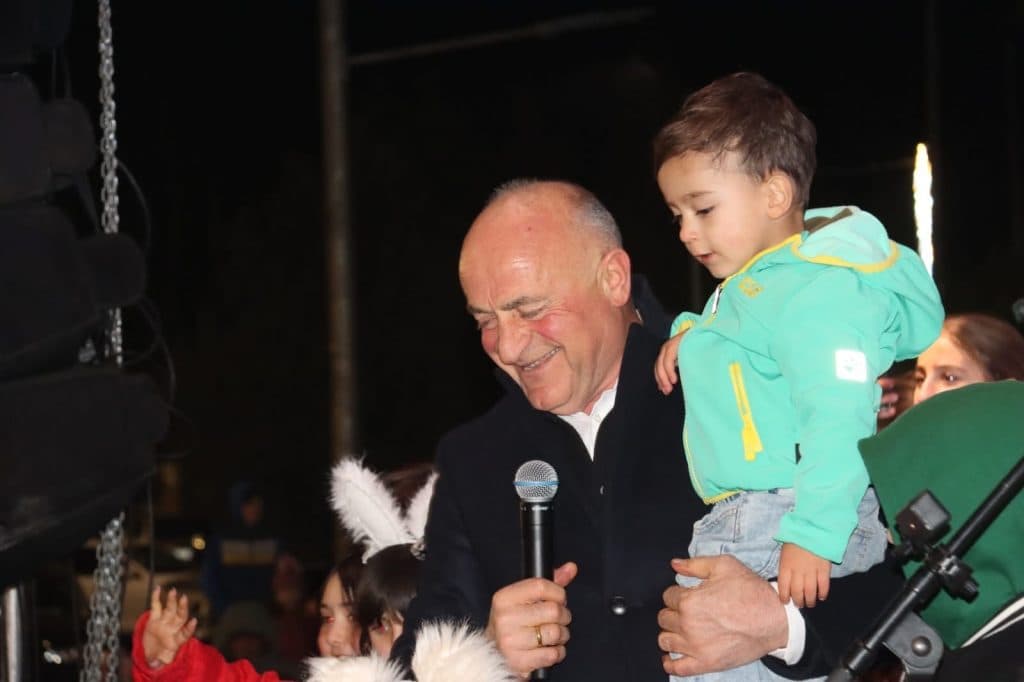 ჩხოროწყუში ნაძვის ხე აანთეს [ახალი წლის დღეები] - image 5