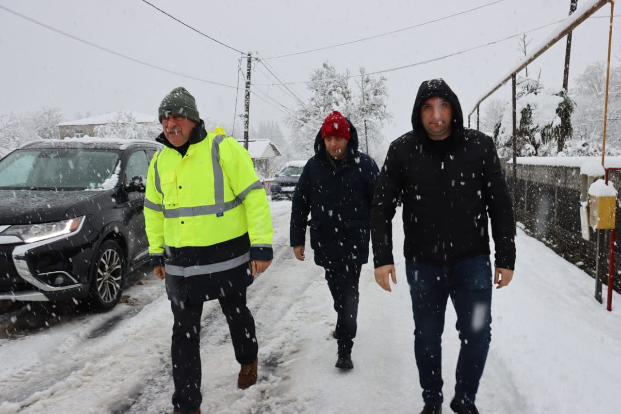 ჩხოროწყუს მერია: თოვლის სახით მოსული უხვი ნალექისგან დილიდან ინტენსიურად იწმინდება ქალაქსა და ადმინისტრაციულ ერთეულებში  საავტომობილო გზები