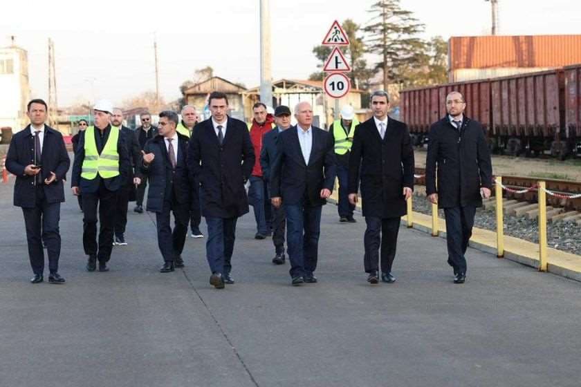 ფოთის ახალი საზღვაო ნავსადგური და ბათუმის საზღვაო პორტის განახლებული ინფრასტრუქტურა ლაშა აბაშიძემ აზერბაიჯანის რკინიგზის თავმჯდომარე როვშან რუსტამოვთან ერთად დაათვალიერა