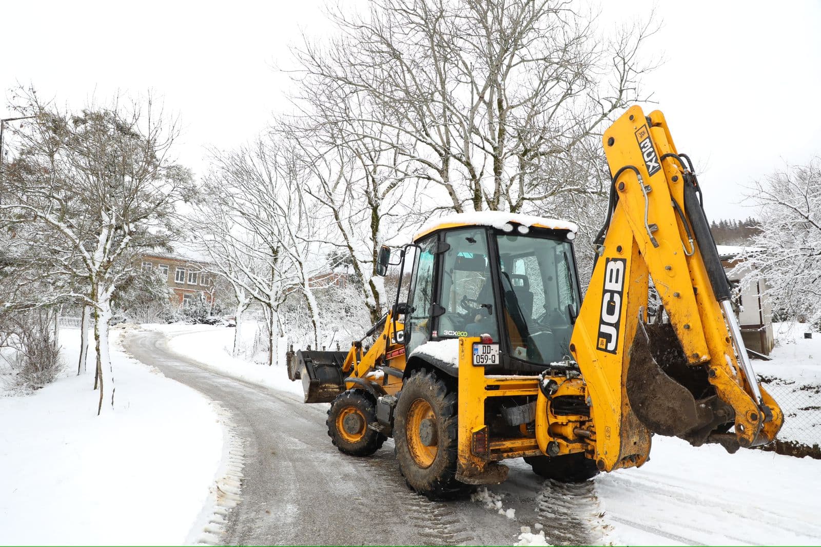 სენაკში თოვლის საფარისგან გზები იწმინდება