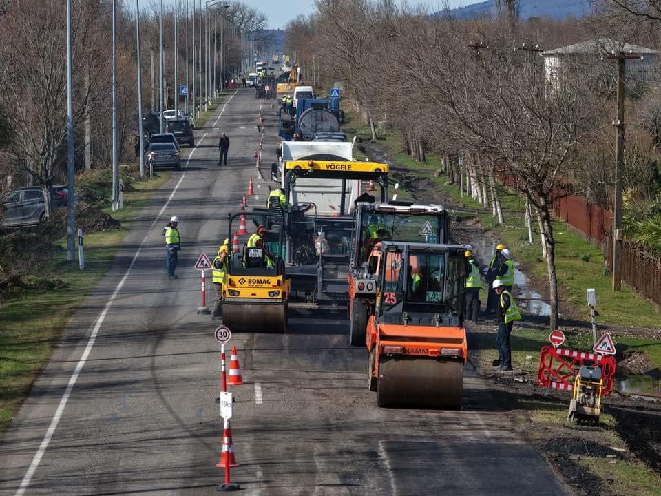 საერთაშორისო მნიშვნელობის თბილისი–სენაკი–ლესელიძის საავტომობილო გზაზე, ხობის მუნიციპალიტეტის ტერიტორიაზე, პერიოდული შეკეთების სამუშაოები ორ მონაკვეთზე აქტიურად მიმდინარეობს - image 2