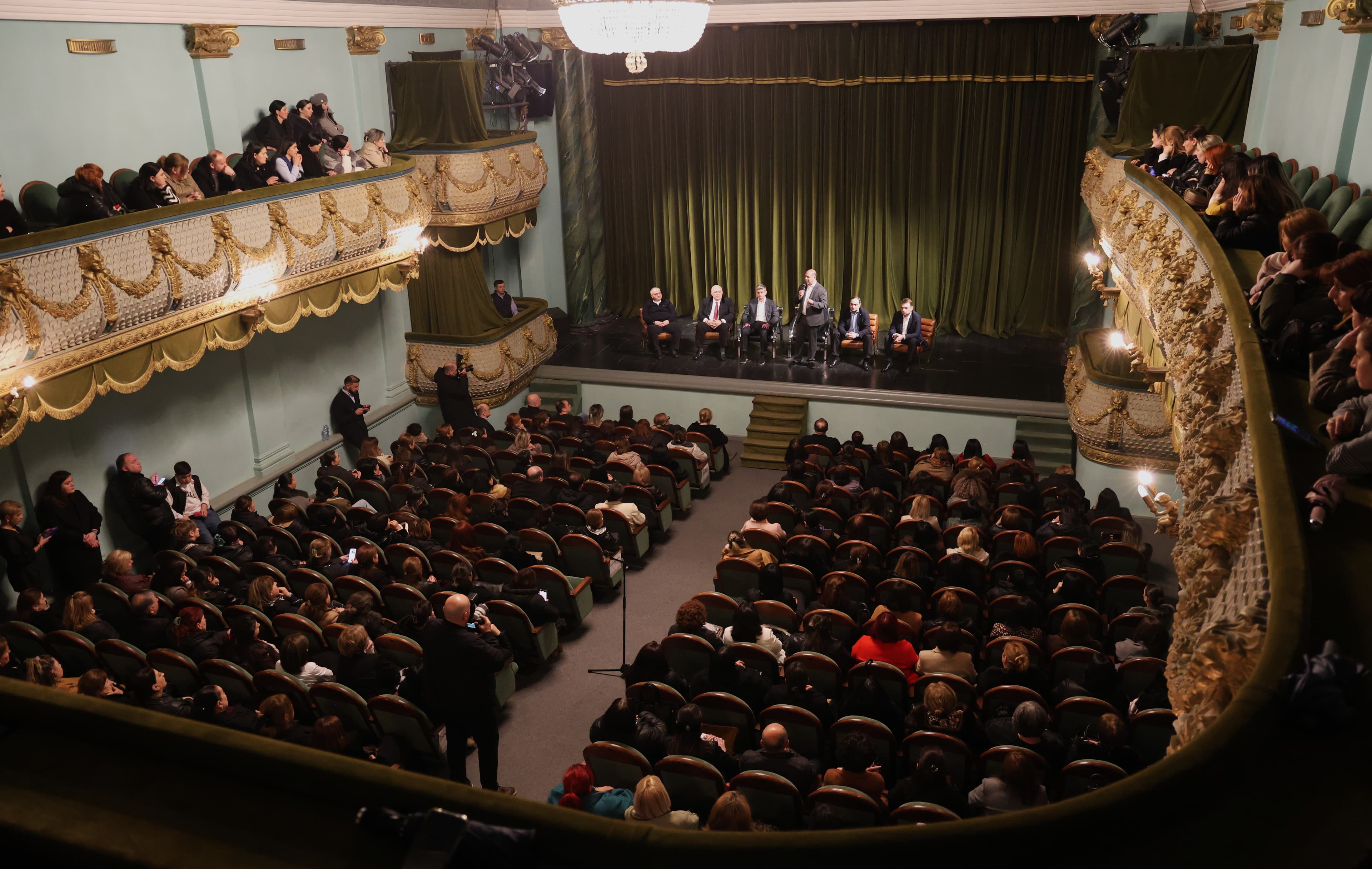 განათლების მინისტრი მშობლებს შეხვდა