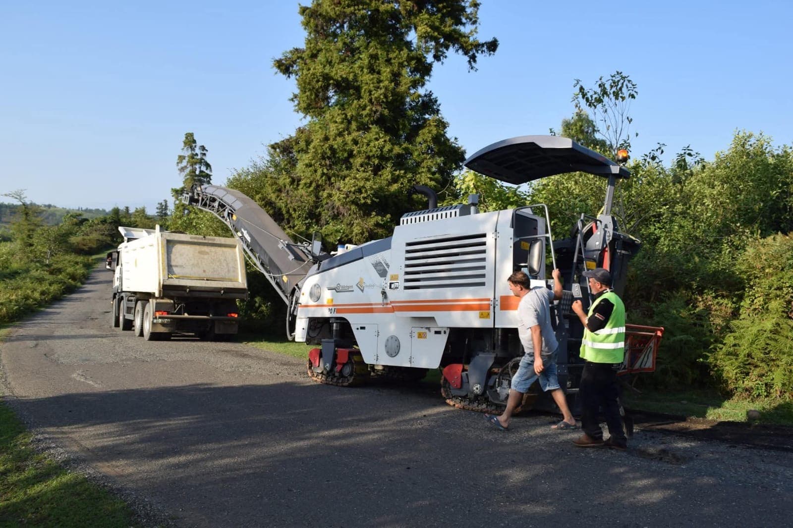 ტენდერი| ზუგდიდის მერია ქალაქში დაზიანებული გზების შეკეთებას იწყებს