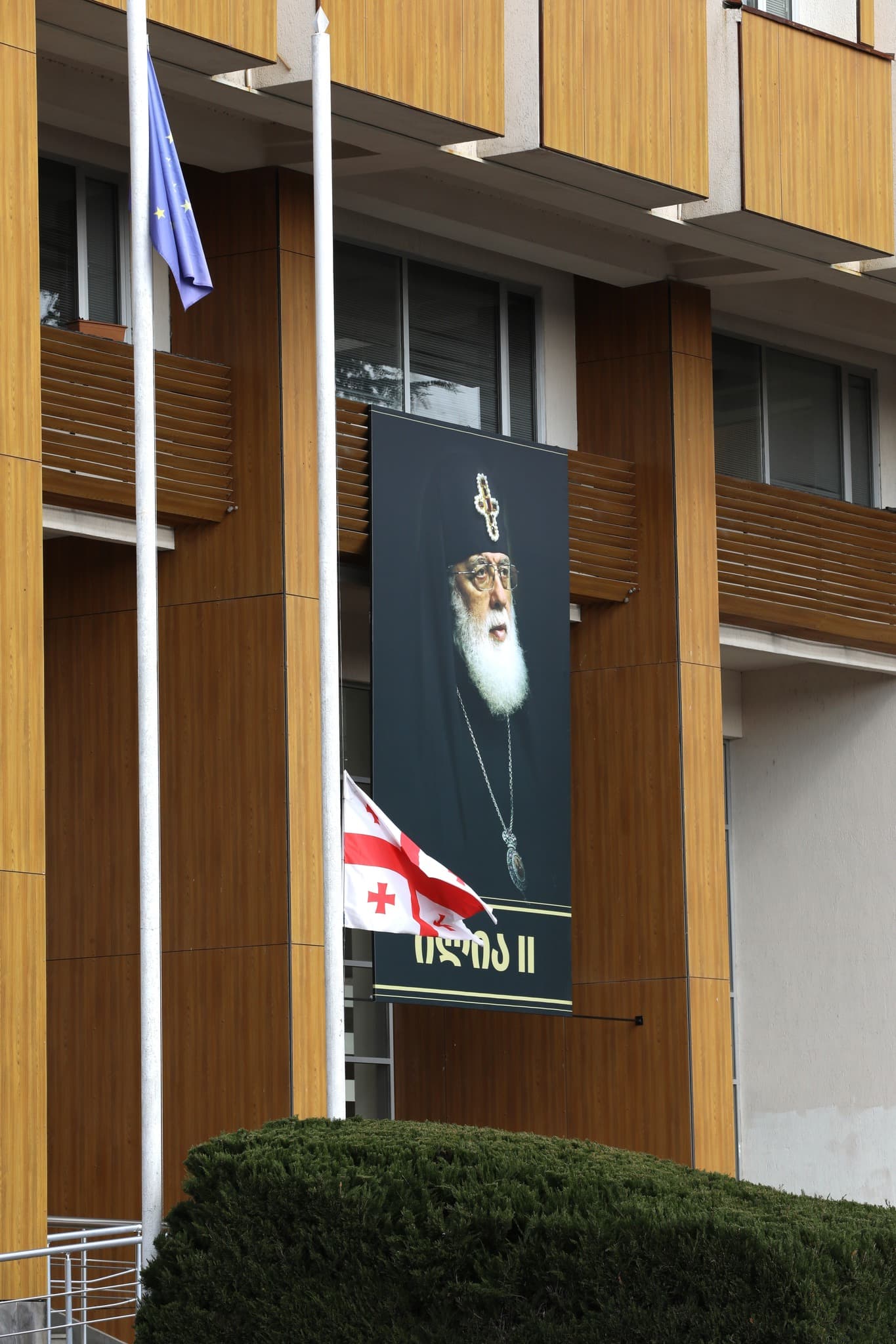 სამეგრელო-ზემო სვანეთის სახელმწიფო რწმუბნებულის ადმინისტრაციის შენობაზე პატრიარქის ბანერი განთავსდა [ვიდეო] - image 2