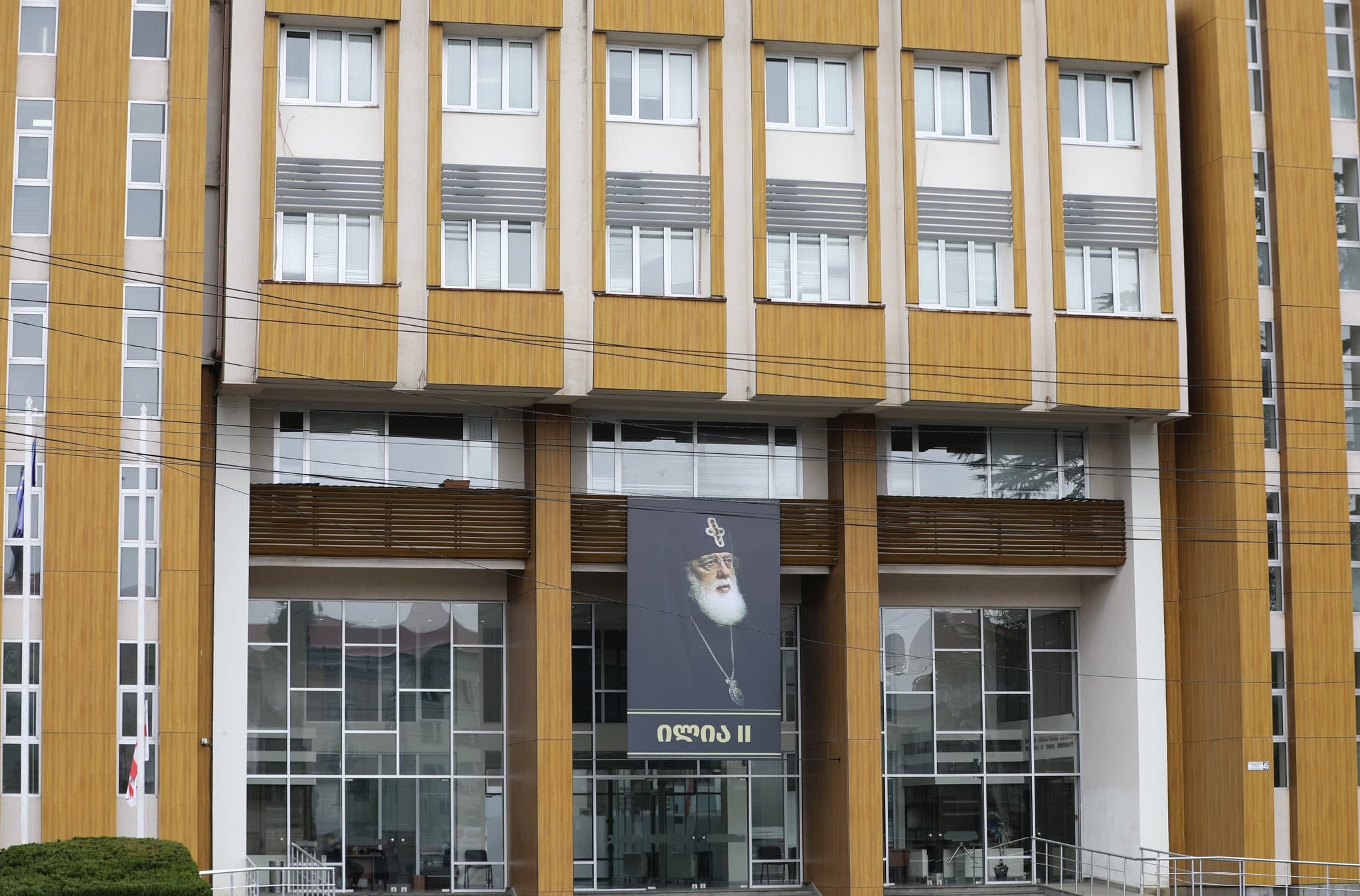 სამეგრელო-ზემო სვანეთის სახელმწიფო რწმუბნებულის ადმინისტრაციის შენობაზე პატრიარქის ბანერი განთავსდა [ვიდეო] - image 3