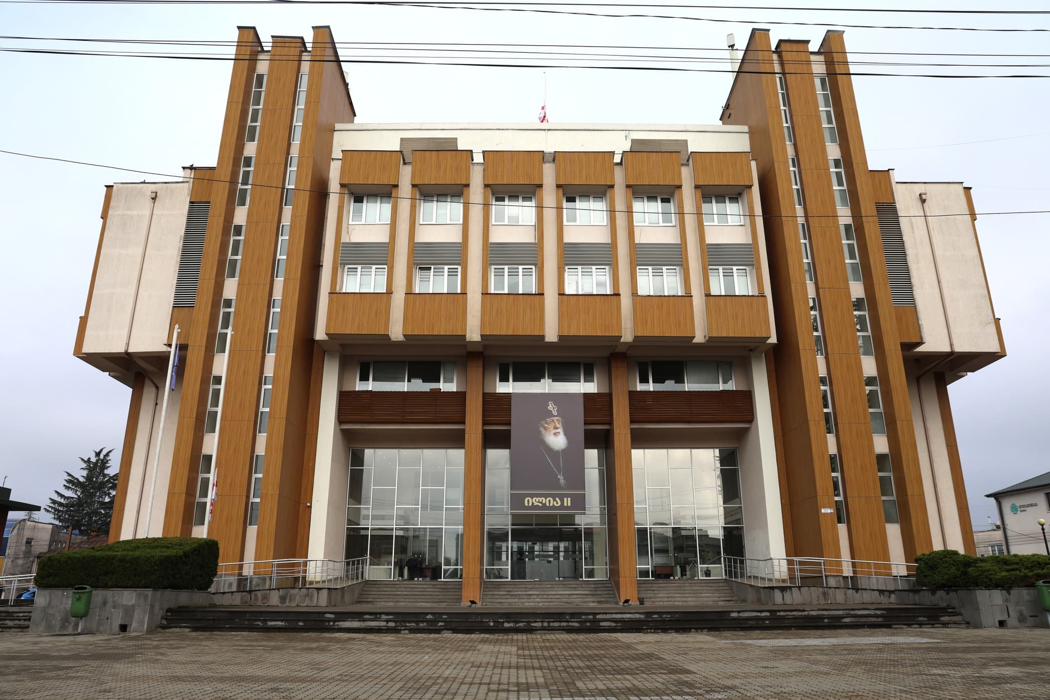 სამეგრელო-ზემო სვანეთის სახელმწიფო რწმუბნებულის ადმინისტრაციის შენობაზე პატრიარქის ბანერი განთავსდა [ვიდეო] - image 4