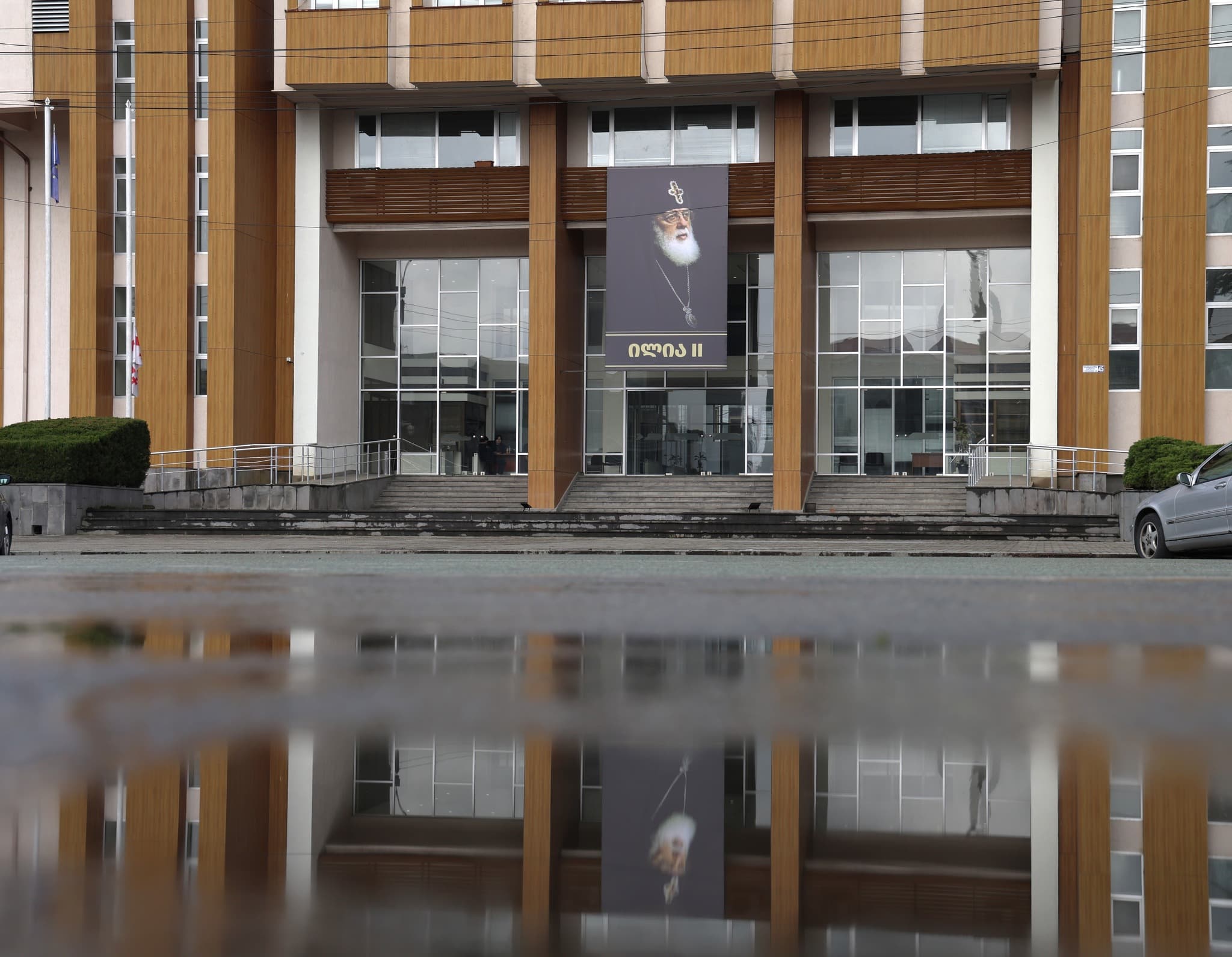 სამეგრელო-ზემო სვანეთის სახელმწიფო რწმუბნებულის ადმინისტრაციის შენობაზე პატრიარქის ბანერი განთავსდა [ვიდეო] - image 6