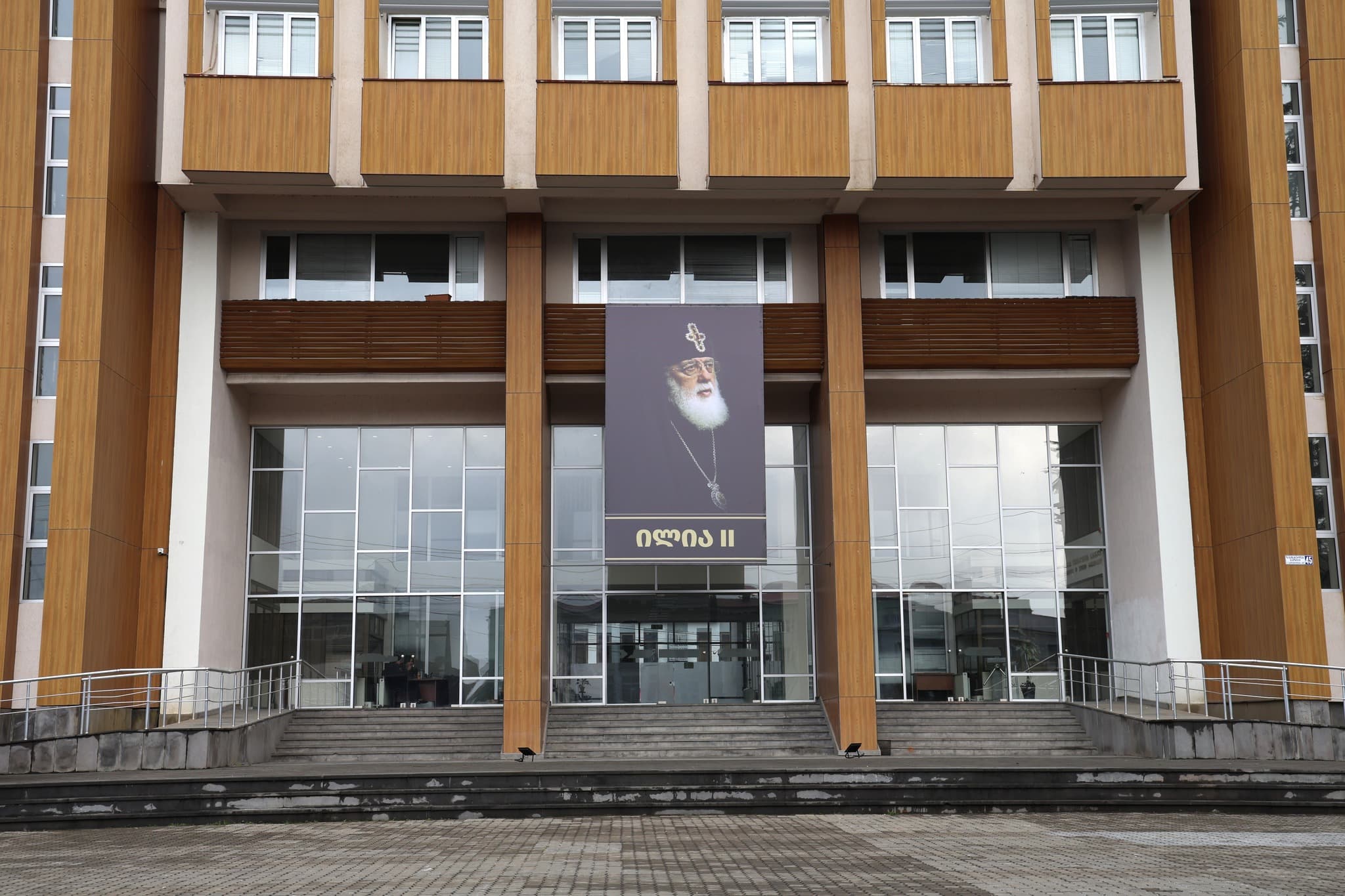 სამეგრელო-ზემო სვანეთის სახელმწიფო რწმუბნებულის ადმინისტრაციის შენობაზე პატრიარქის ბანერი განთავსდა [ვიდეო] - image 9