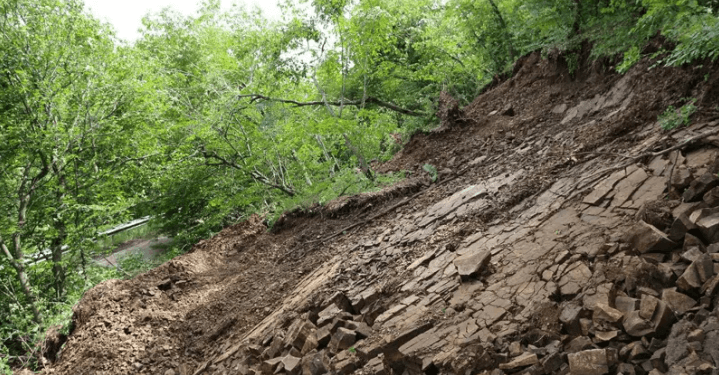 ქვისცვენის გამო, კალა-უშგულის მონაკვეთზე ავტოტრანსპორტის მოძრაობა აკრძალულია