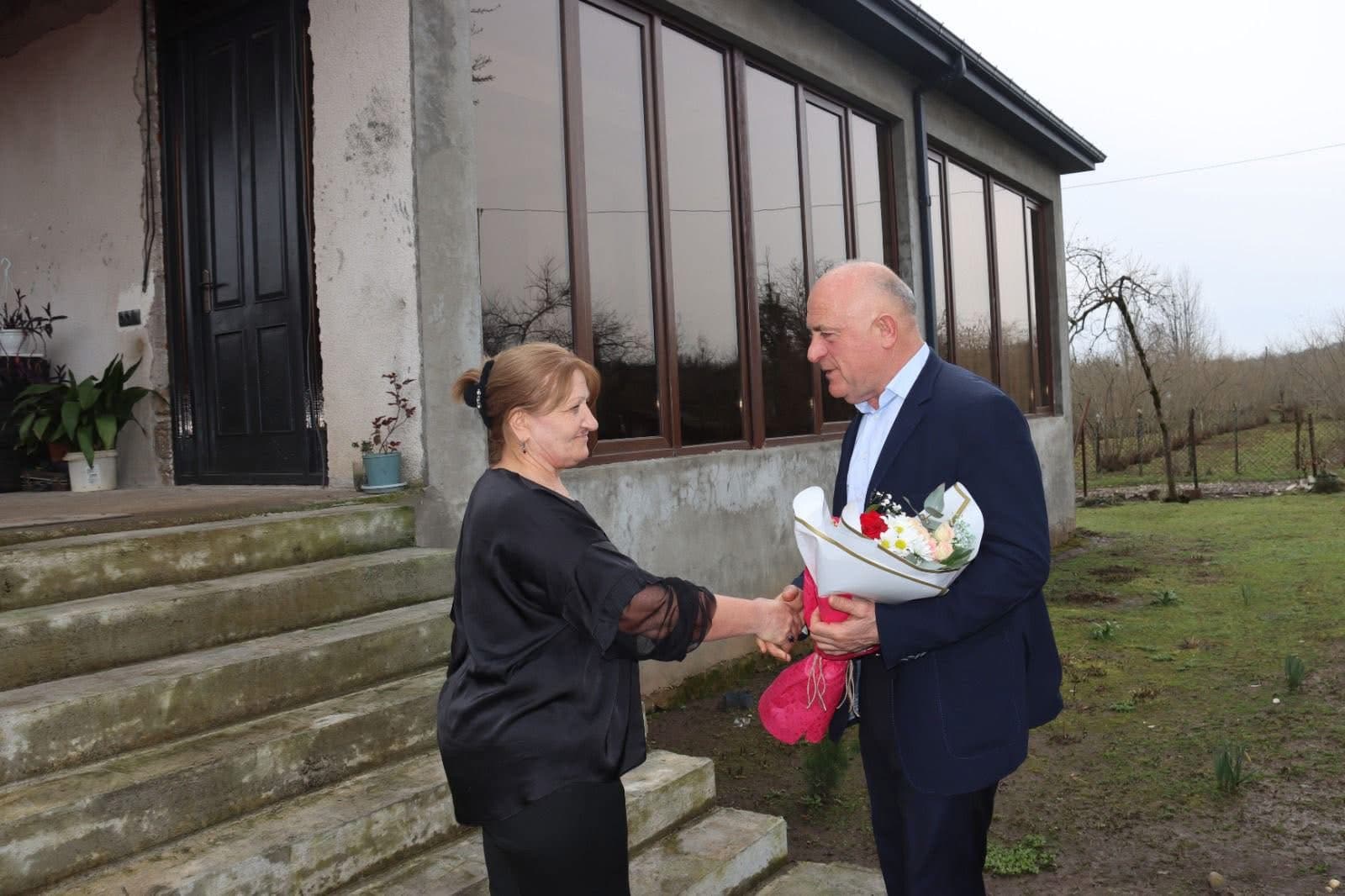 ჩხოროწყუს მერმა დედებს საჩუქრები გადასცა