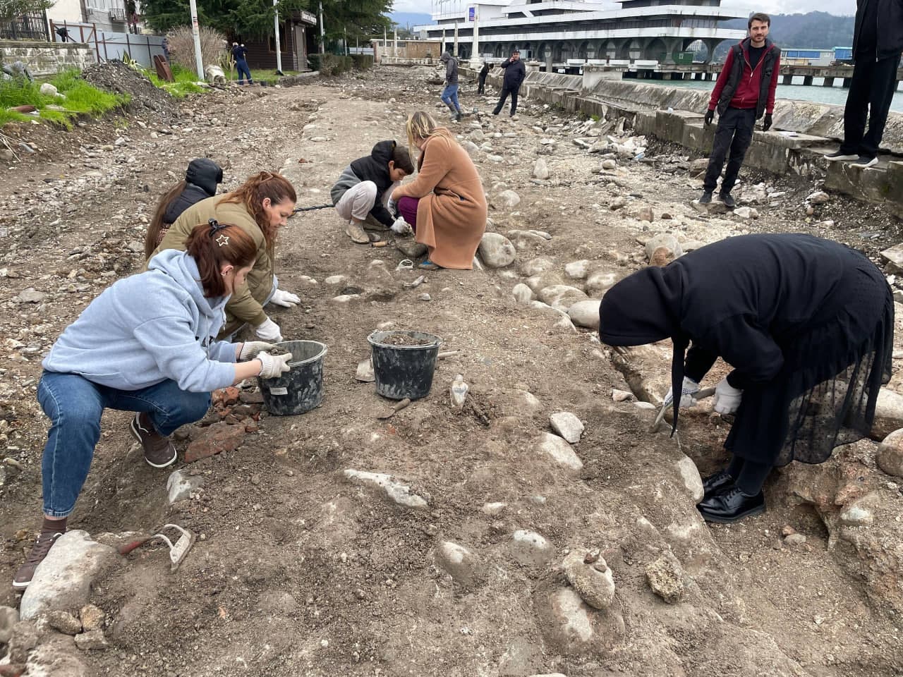 სოხუმნში კაფე „პინგვინთან“ უძველესი ციხე-სიმაგრის ნაშთები აღმოაჩინეს [ფოტორეპორტაჟი] - image 3
