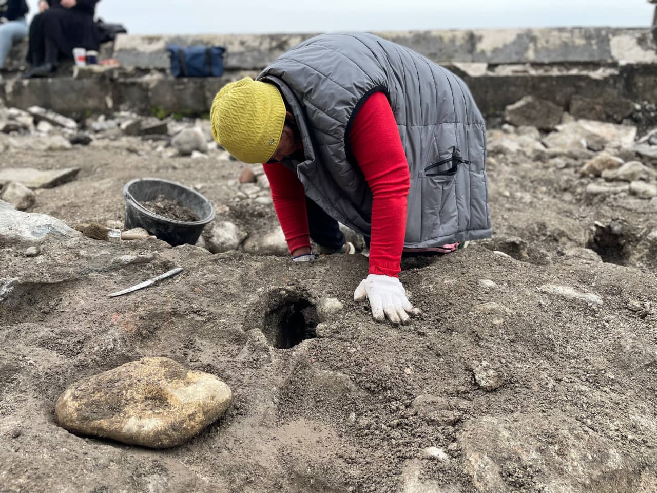 სოხუმნში კაფე „პინგვინთან“ უძველესი ციხე-სიმაგრის ნაშთები აღმოაჩინეს [ფოტორეპორტაჟი] - image 4