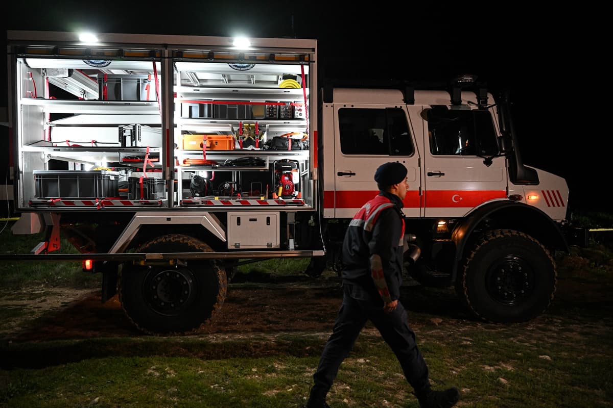 დაშავდა ხუთი ადამიანი | თურქეთში სამხედრო თვითმფრინავი ჩამოვარდა - image 2