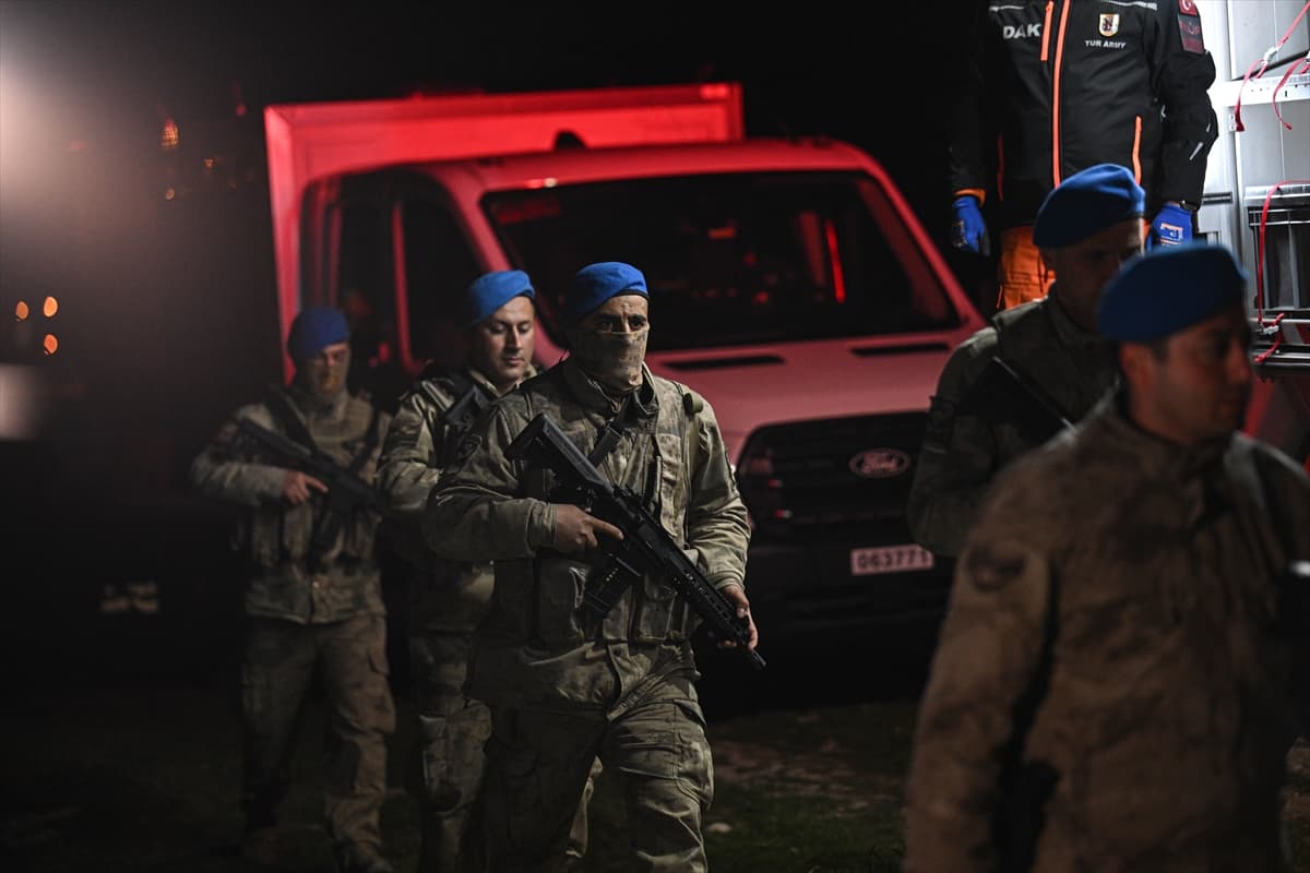 დაშავდა ხუთი ადამიანი | თურქეთში სამხედრო თვითმფრინავი ჩამოვარდა