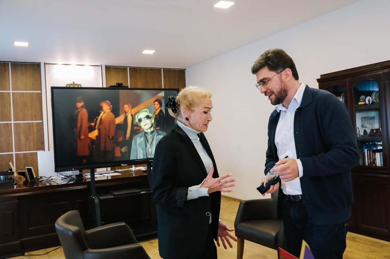 ფოთის მერმა ბექა ვაჭარაძემ ღვაწლმოსილ მსახიობს ნიარა ჭიჭინაძეს 80 წლის იუბილე მიულოცა - image 3