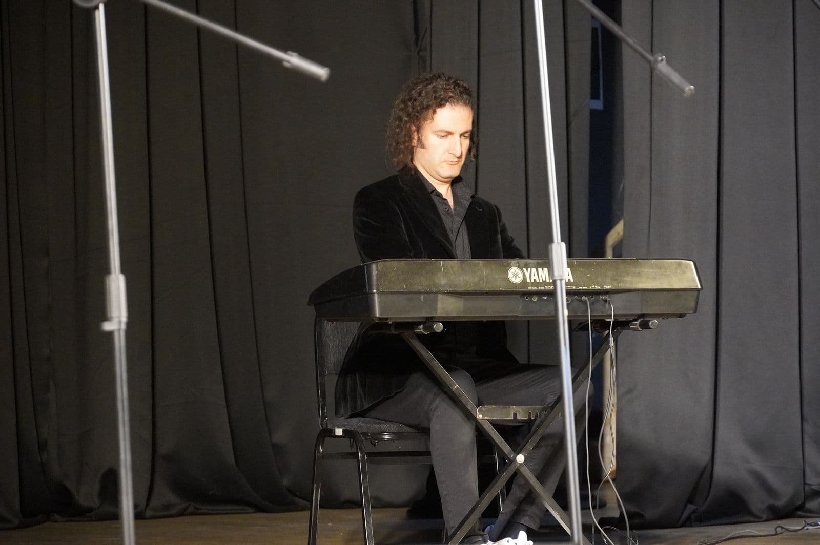 ,,საქართველო უპირველეს ყოვლისა” - ზუგდიდში ზვიად გამსახურდიას დაბადების დღისადმი მიძღვნილი შემოქმედებითი საღამო გაიმართა - image 3