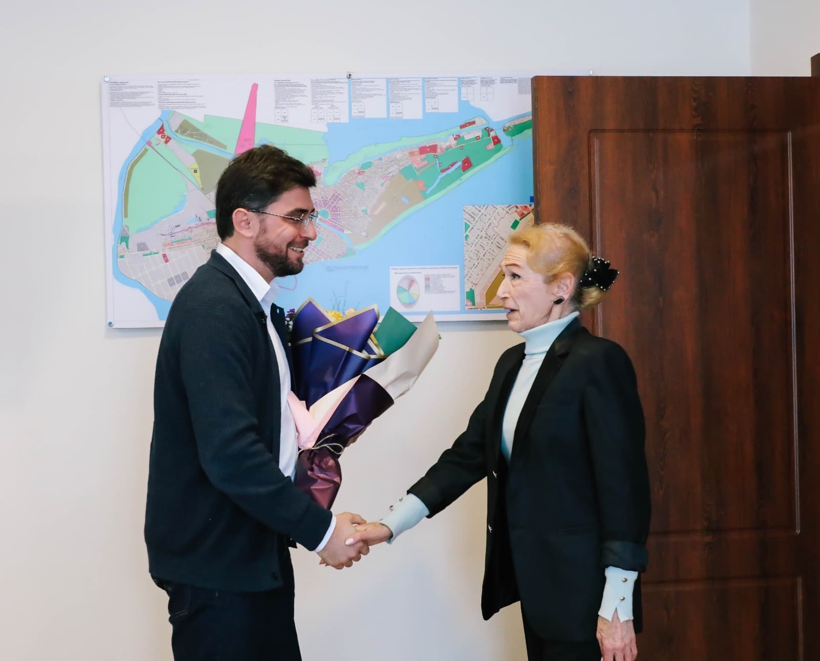 ფოთის მერმა ბექა ვაჭარაძემ ღვაწლმოსილ მსახიობს ნიარა ჭიჭინაძეს 80 წლის იუბილე მიულოცა - image 2