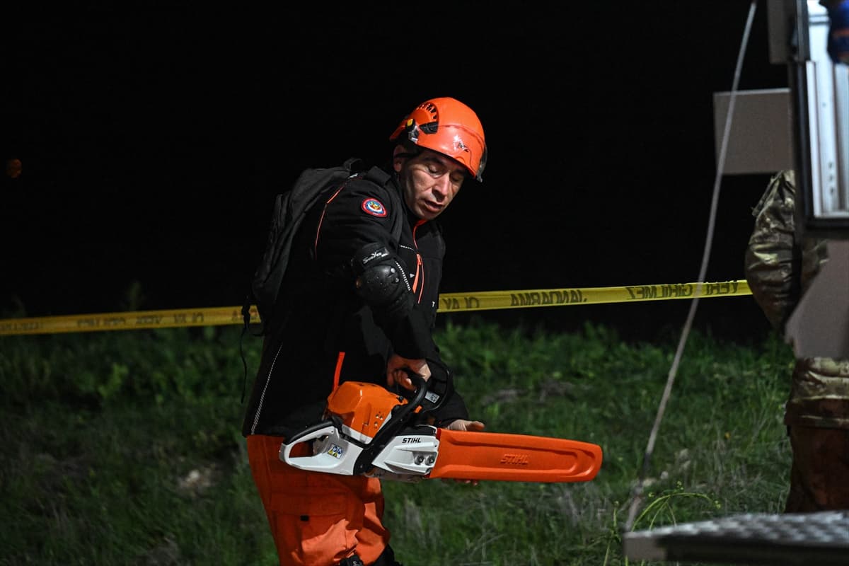 დაშავდა ხუთი ადამიანი | თურქეთში სამხედრო თვითმფრინავი ჩამოვარდა - image 3