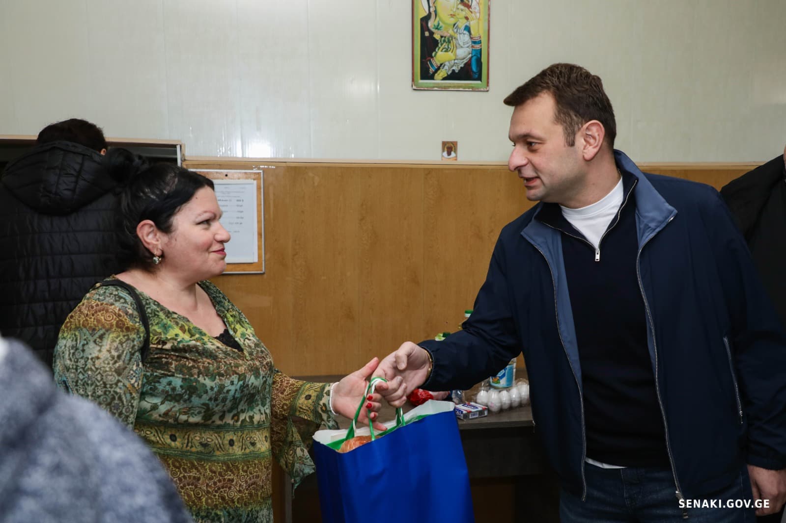 სენაკის მერიამ კვების ცენტრის 237 ბენეფიციარს სააღდგომო ნობათები გადასცა