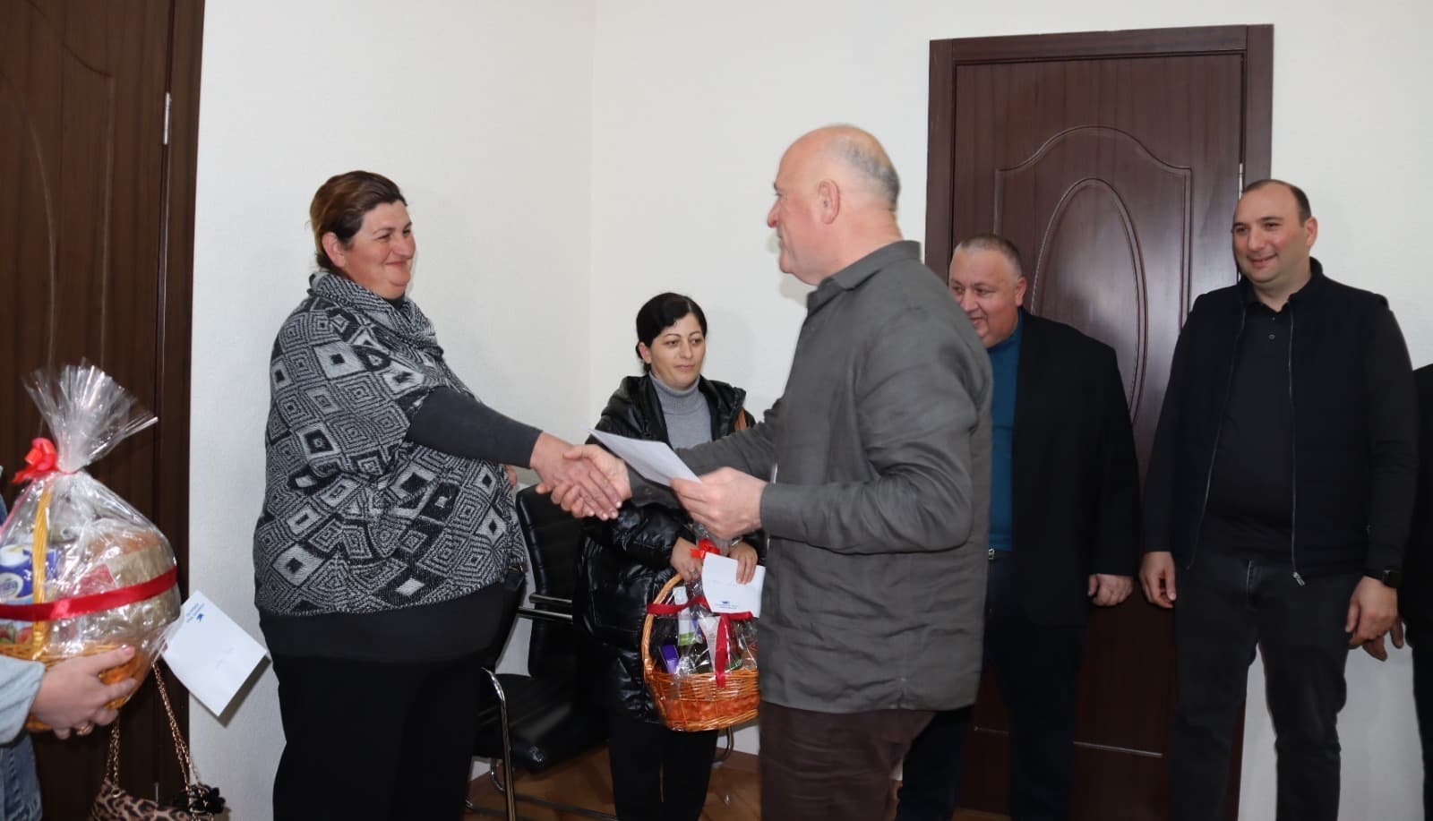 მერმა მრავალშვილიან დედებს დამდეგი აღდგომა მიულოცა და საკუთარი სახელფასო ფონდიდან 500 ლარიანი ბარათები გადასცა