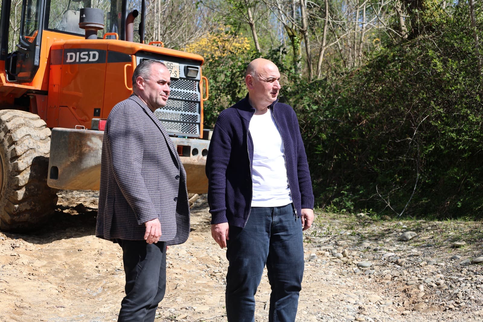 ხობის მერი დავით ბუკია ახალ ხიბულაში გზის რეაბილიტაციის პროცესს გაეცნო - image 2