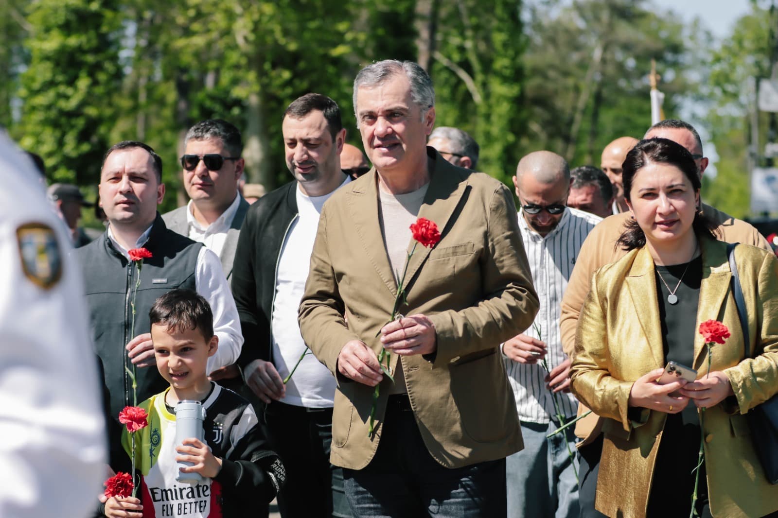 ფოთში, ფაშიზმზე გამარჯვების დღესთან დაკავშირებით  ადგილობრივი ხელისუფლების წარმომადგენლებმა დიდების მემორიალი ყვავილებით შეამკეს