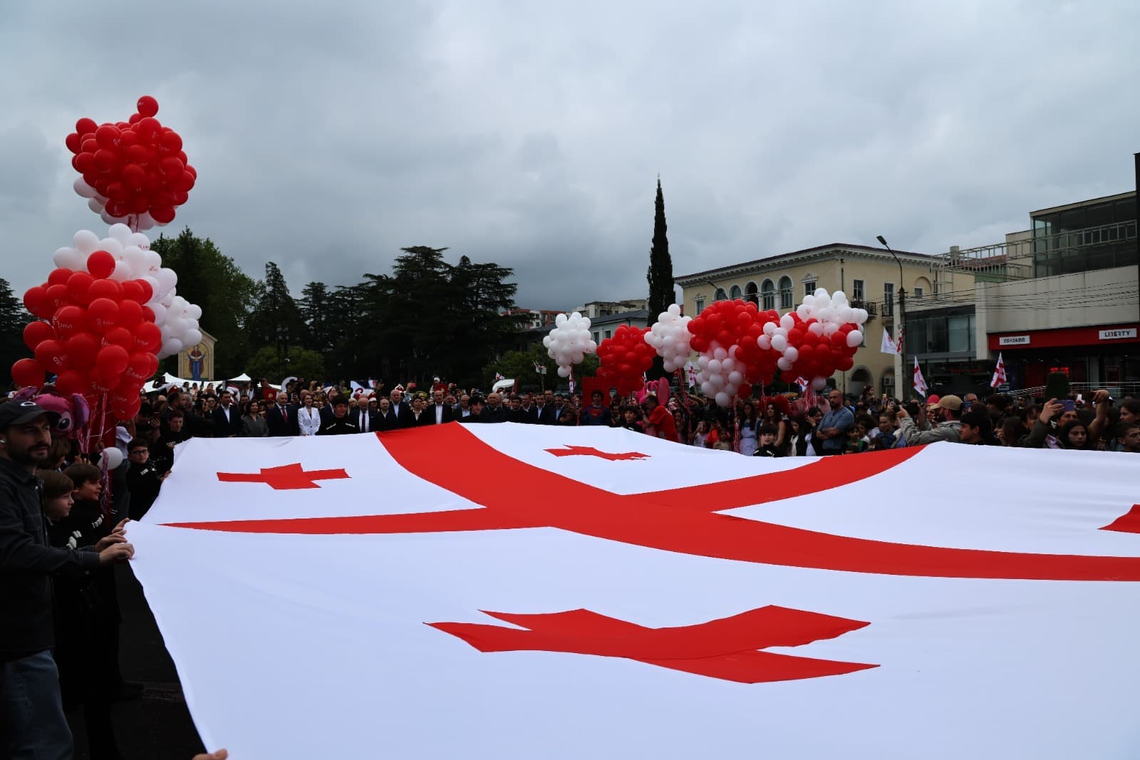 დამოუკიდებლობის დღის აღნიშვნა ზუგდიდში გალაკონცერტით დასრულდა - image 8
