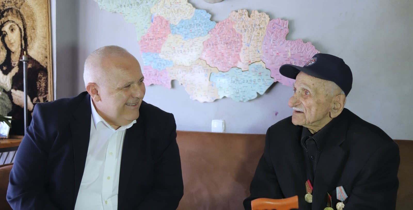 სახელმწიფო რწმუნებულმა დავით ვერავამ, ფაშიზმზე გამარჯვების დღე, მეორე მსოფლიო ომის მონაწილე დავით კაჭარავას მიულოცა - image 5