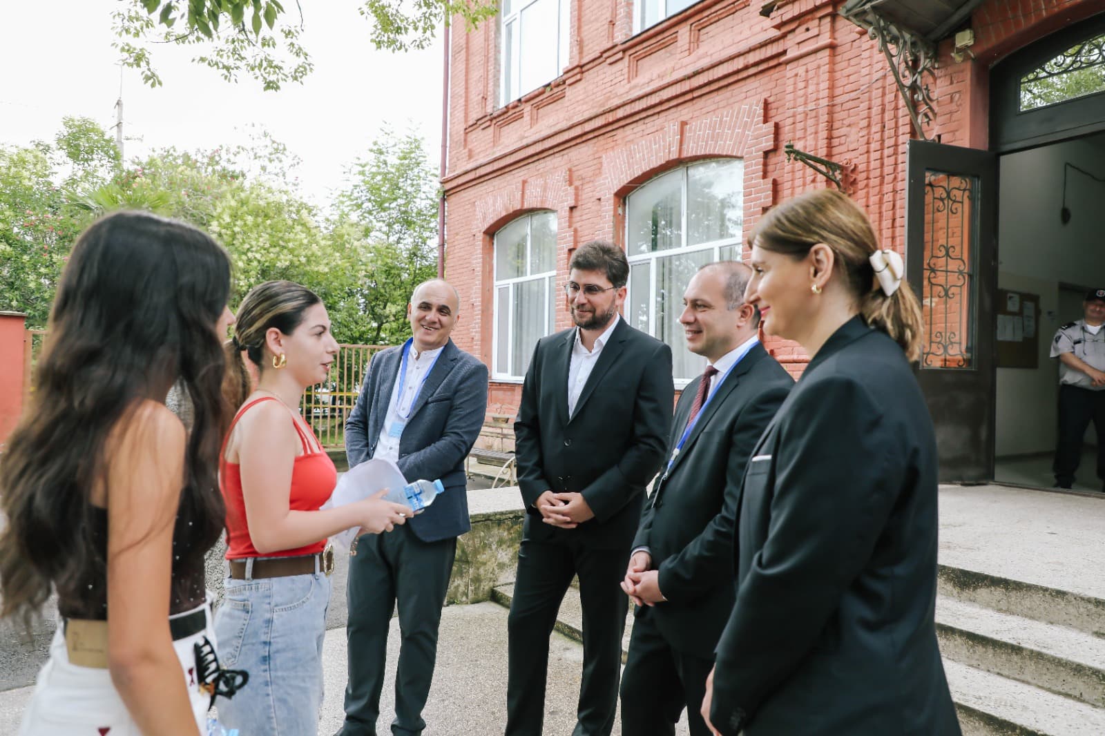 ფოთის მერი: „ყველა აბიტურიენტს ვუსურვებ სიმშვიდეს, თავდაჯერებულობასა და იმ წარმატების მიღწევას, რომლისთვისაც თავდაუზოგავად შრომობდნენ“  - image 2