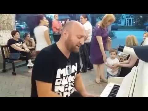 “ქუჩის პიანინო” და ზაფხულის საღამო ზუგდიდის ბულვარში (ვიდეოამბავი)