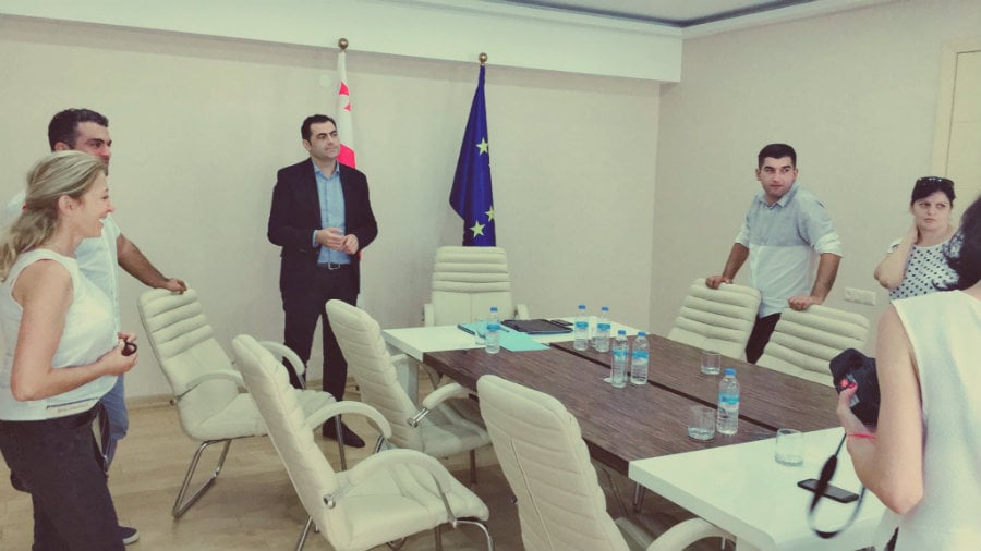 როგორი ფორმით გეგმავენ ჟურნალისტები გუბერნატორთან თანამშრომლობას?