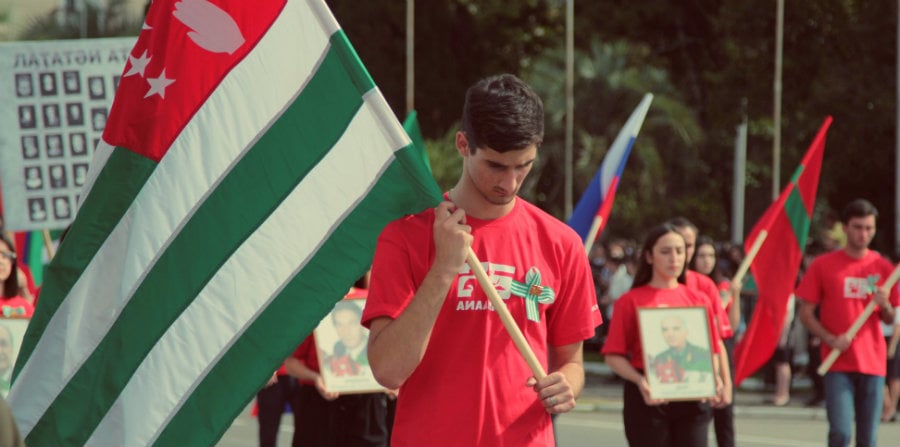 სოხუმში “გამარჯვების” დღე “უკვდავი პოლკი”-ს მსვლელობით აღნიშნეს (ფოტორეპორტაჟი)