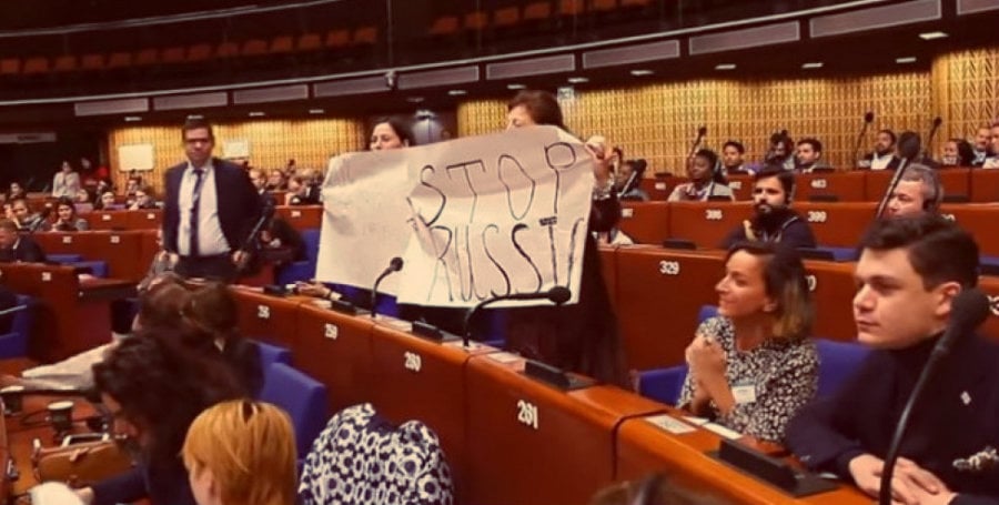 ქართველმა ახალგაზრდებმა ევროსაბჭოში რუსეთის მიერ საქართველოს ოკუპაცია გააპროტესტეს