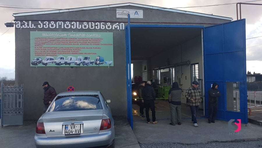 ზუგდიდში, შპს „ავტოსერვისთან“ ასობით მანქანის რიგი დგას