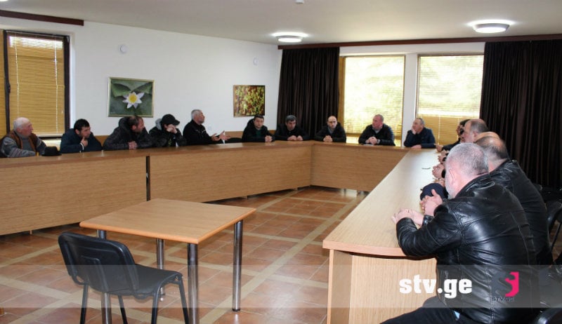 ფოთში, უკმაყოფილო მეთევზეებს ადგილობრივი ხელისუფლების წარმომადგენლები შეხვდნენ