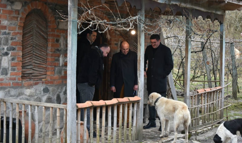 გუბერნატორი მეღვინეს ესტუმრა, რომელიც ვაზის იშვიათი მეგრული ჯიშების აღდგენას ახდენს